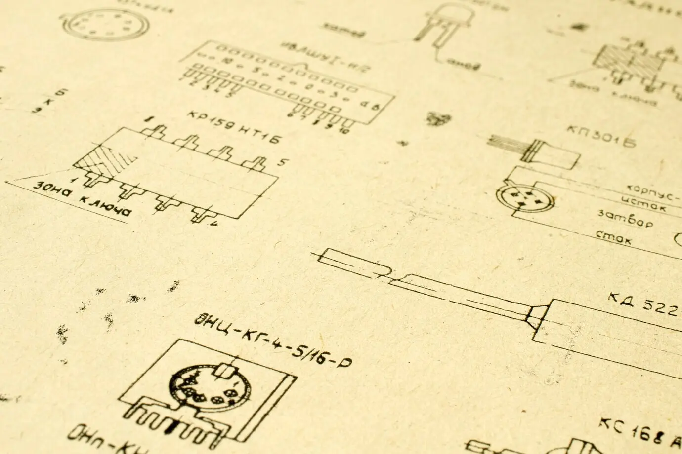 Auf altem Vintage-Papier gedruckte elektrische Radio-Bauteile als Hintergrund für Bildungszwecke, die Elektroindustrie und Reparaturaufnahmen usw., mit selektivem Fokus und Tiefenschärfe.